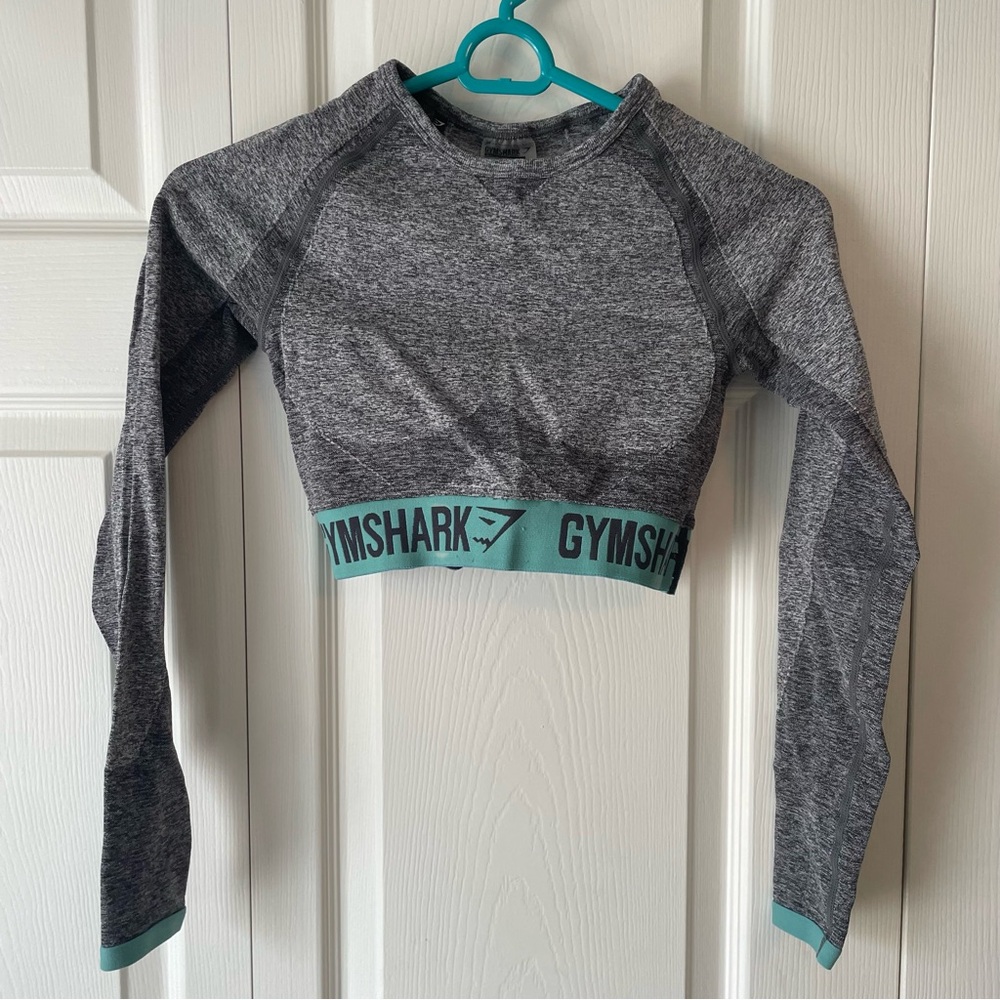 Long sleeve grey and blue flex crop top